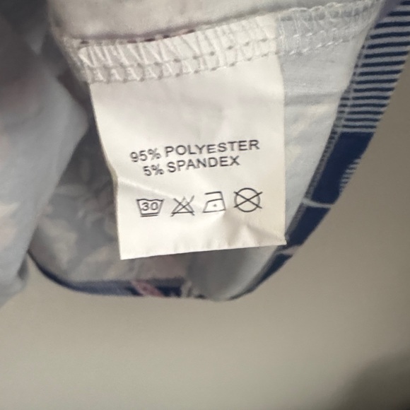 Women’s White Floral Scoop Neck Top with Buttons - Picture 5 of 6